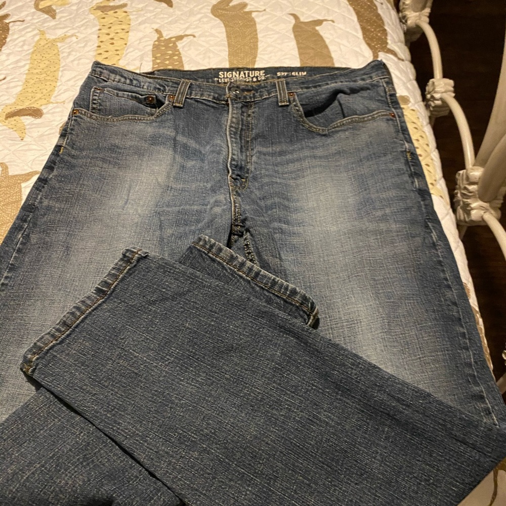 2 pairs of Levi’s slim fit jeans